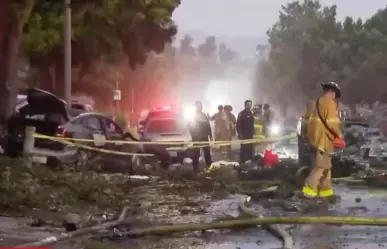 Avioneta se estrella en barrio de San Diego, EU; desata incendio en casas
