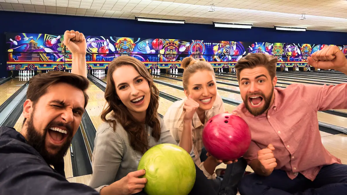 Los boliches son el espacio perfecto para salir de la rutina y mantener vivo el espíritu competitivo Foto: Canva/Altabrisa Bowling