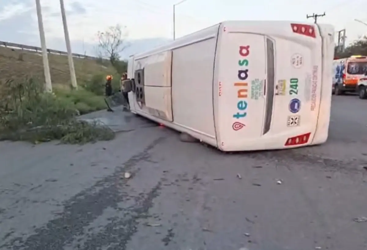 Autoridades recomiendan a los conductores evitar la zona o tomar vías alternas mientras concluyen las labores de atención. Foto: Protección Civil de Nuevo León.