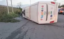 Volcadura de camión de pasajeros deja varios lesionados en Escobedo