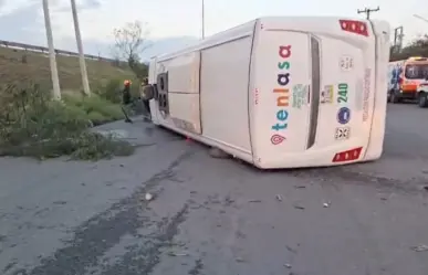 Volcadura de camión de pasajeros deja varios lesionados en Escobedo