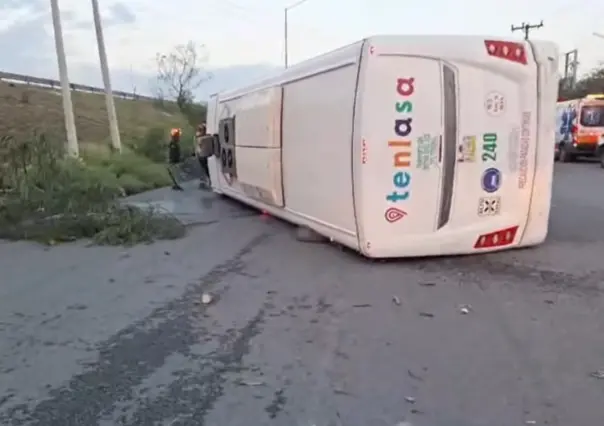 Volcadura de camión de pasajeros deja varios lesionados en Escobedo