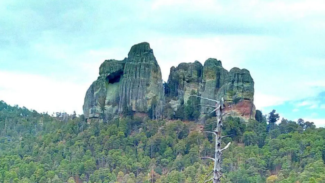 Cerro Gordo lugar sagrado con decreto de protección presidencial. Foto: Facebook El Salto Durango.