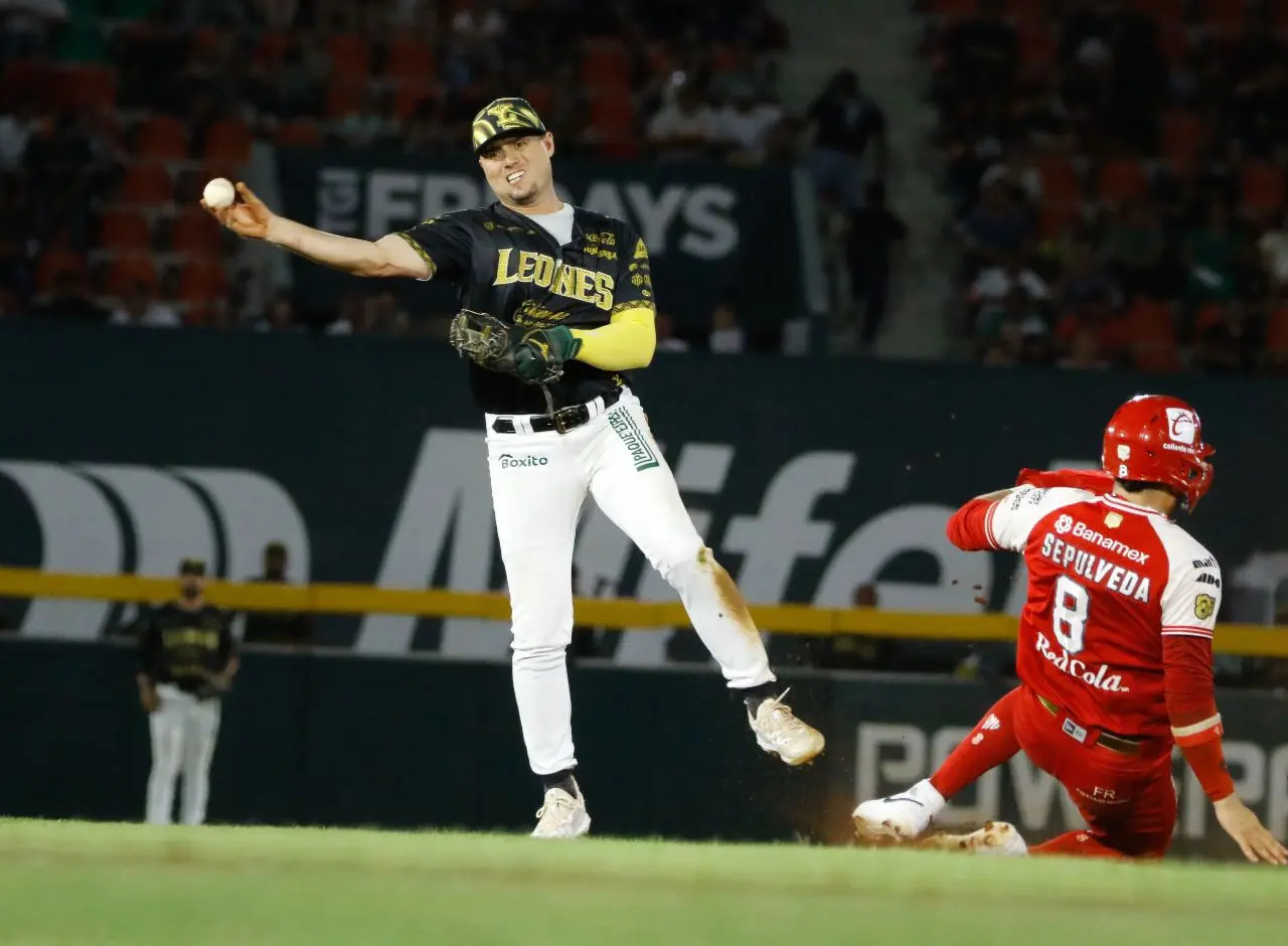 Los Diablos Rojos del México mantienen su dominio sobre los Leones de Yucatán al llevarse la serie en el parque Kukulcán.- Fuente Leones de Yucatán