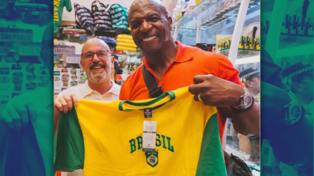 Al estilo ¿Y dónde están las rubias?, Terry Crews interpretó en el Mercadão de Brasil "A Thousand Miles"