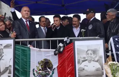 Los Tigres del Norte rinden homenaje a las víctimas del Buque Escuela Cuauhtémoc en Nueva York