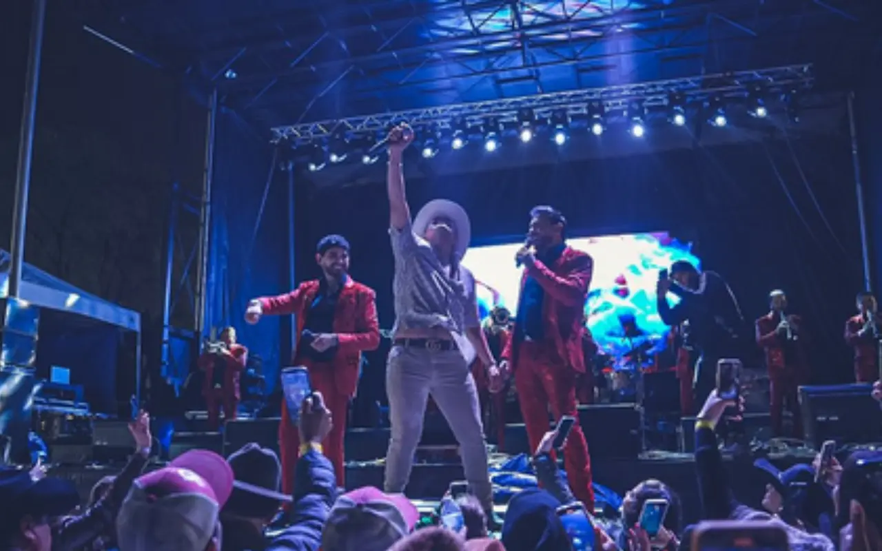 Banda El Recodo y Los Recoditos encabezan la inauguración de la Feria Nacional de Ixtapaluca 2025, poniendo a bailar a miles con sus grandes éxitos. Foto: IG/ elrecodooficial (Canva)