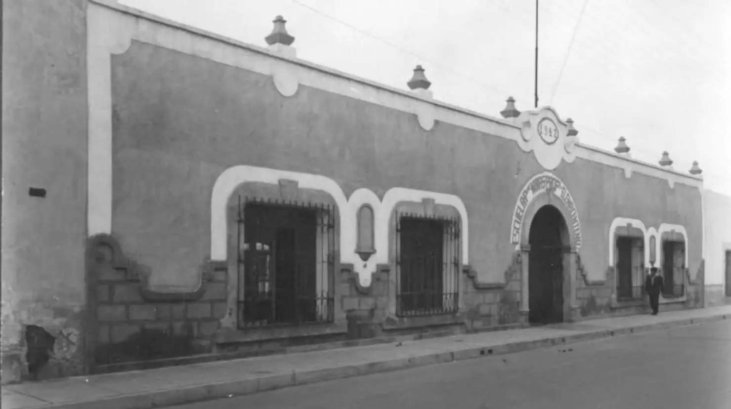 Foto: Facebook/ Investigaciones Históricas - Durango | Esta es la escuela de Durango cuyo nombre pertenece a una destacada maestra, pintora y poetisa.