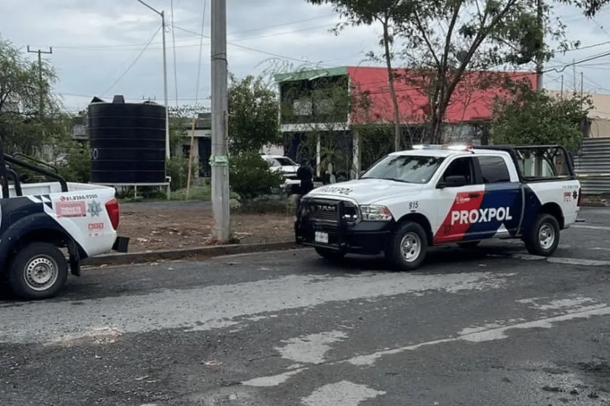 A este sitio llegaron unidades de Proxpol de Escobedo, quienes, al ver a la persona herida, llamaron a los cuerpos de rescate. Foto: Jorge López.