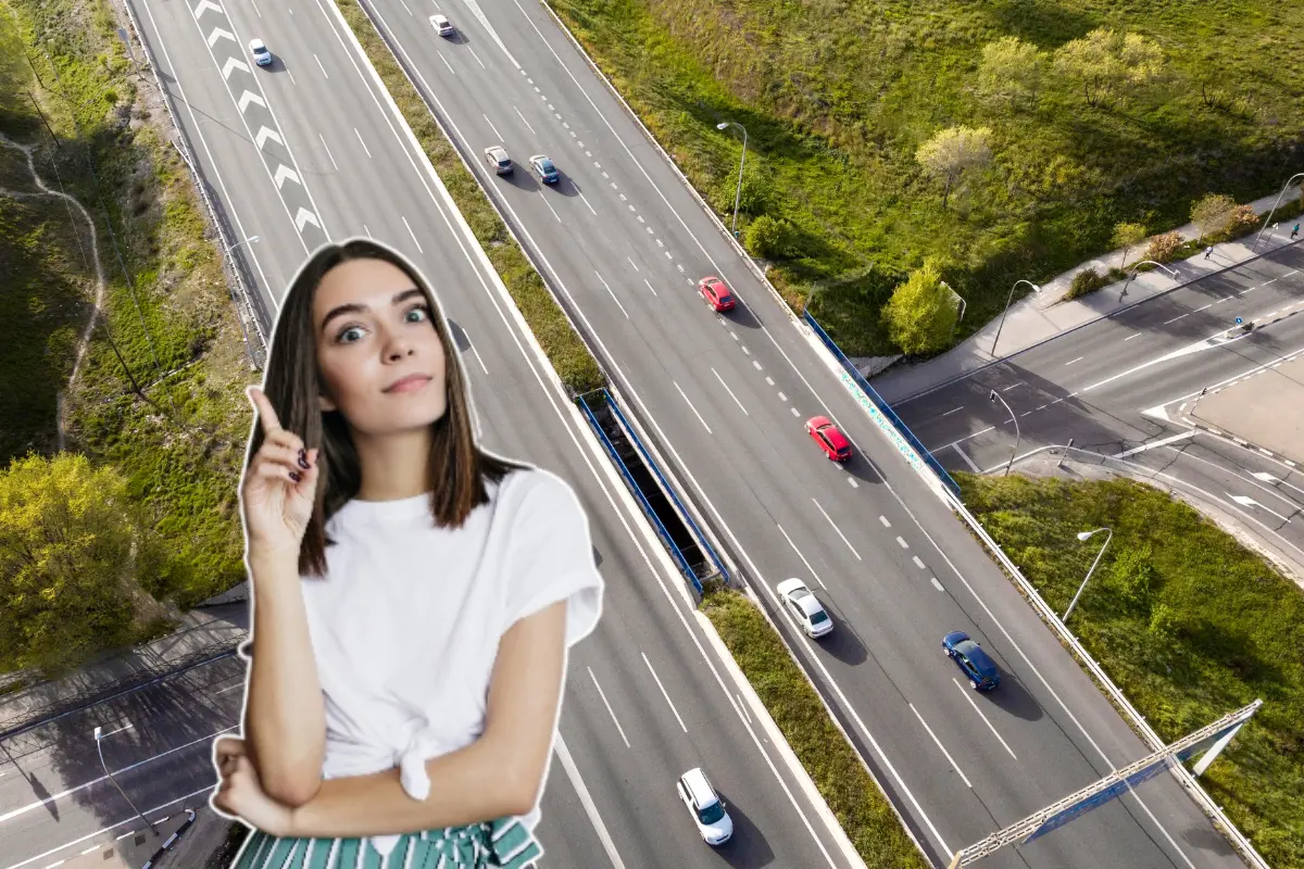 Mujer frente a una vialidad con autos conduciendo a exceso de velocidad en CDMX. Foto: Freepik | Canva