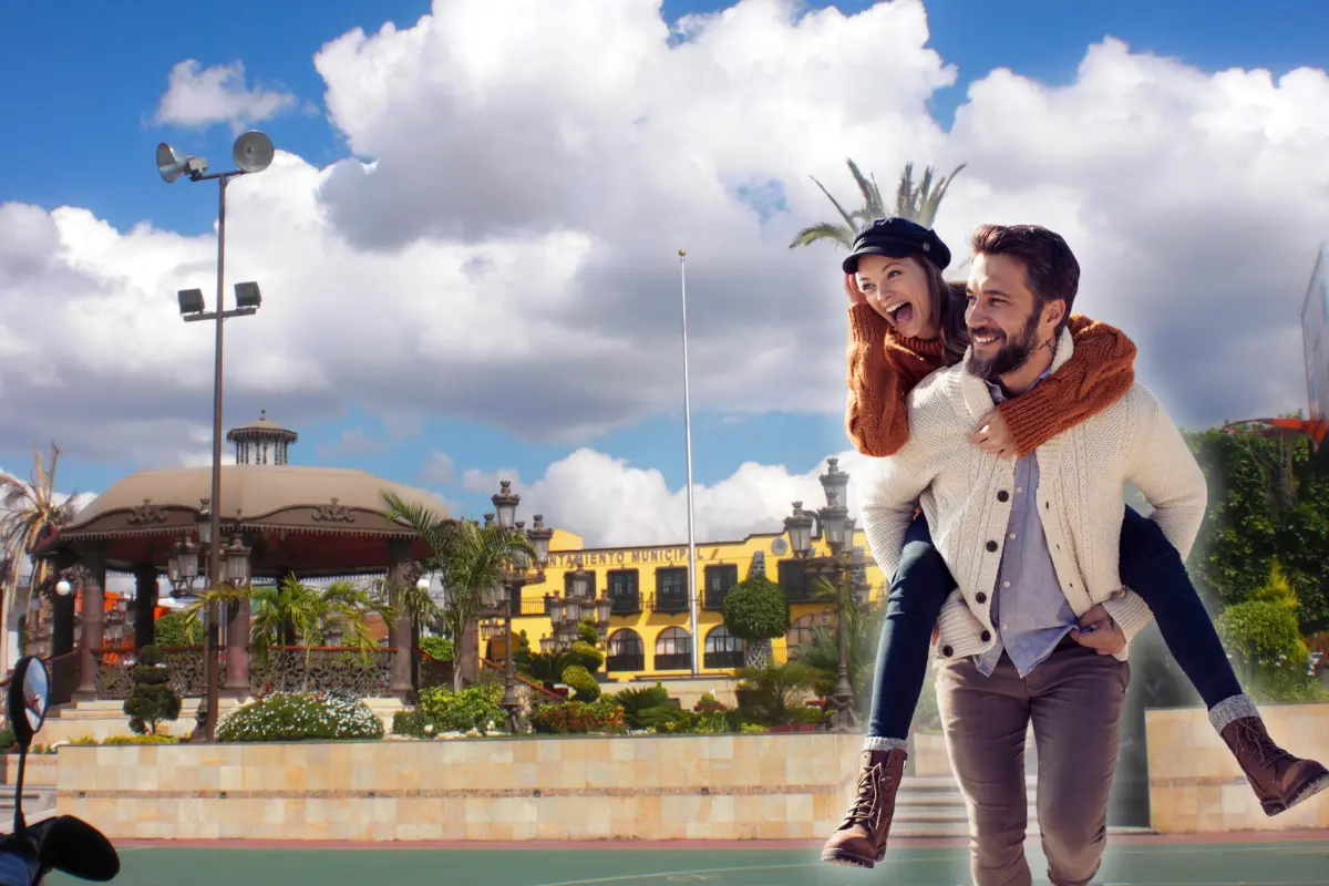 De fondo paraíso en Morelos, pareja de novios. Foto: Wikipedia | Canva
