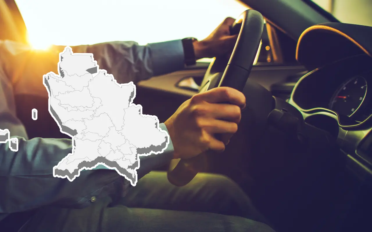 Persona conduciendo y mapa de Nayarit. Foto: Canva