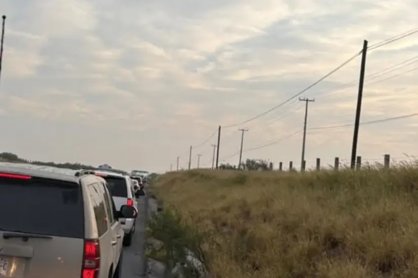La fila  avanza rápido en el puente Anzaldúas | Foto: FB