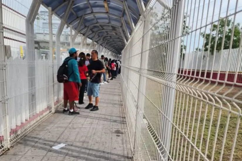 Fila caminando en el puente Hidalgo | Foto: cámaras