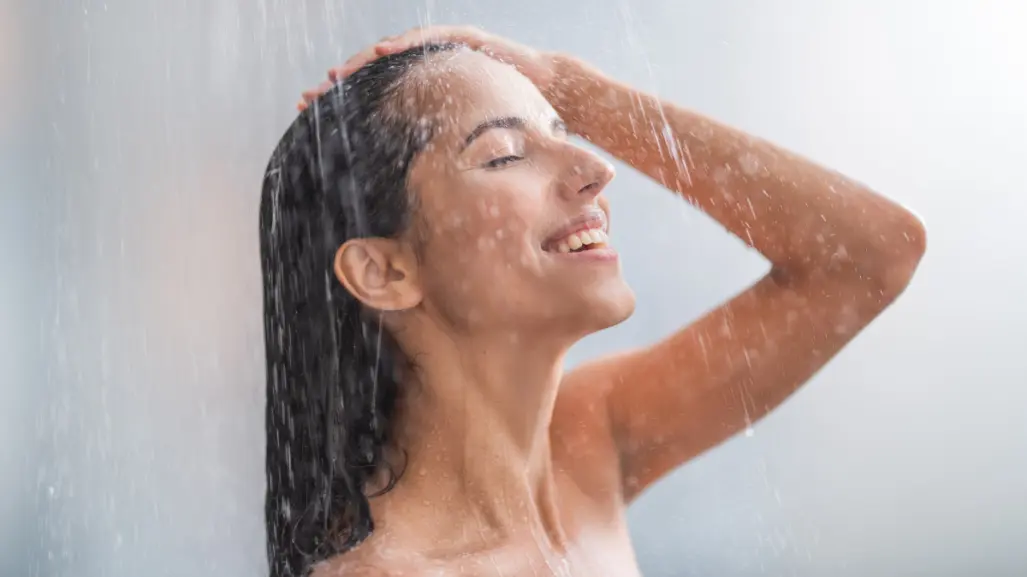 ¿Qué es mejor bañarse por la mañana o por la noche? Esto dicen los expertos