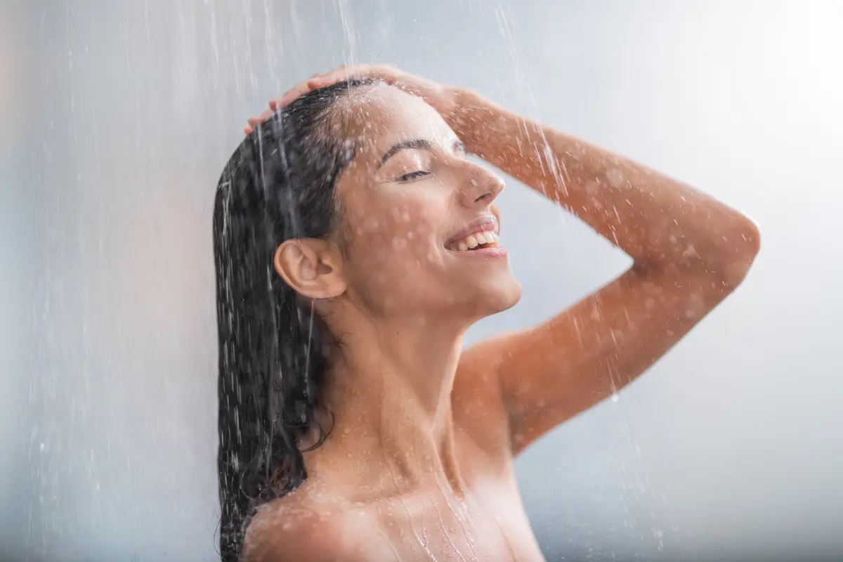 De acuerdo con expertos el baño diario es un hábito importante de la higiene personal. Foto: Canva