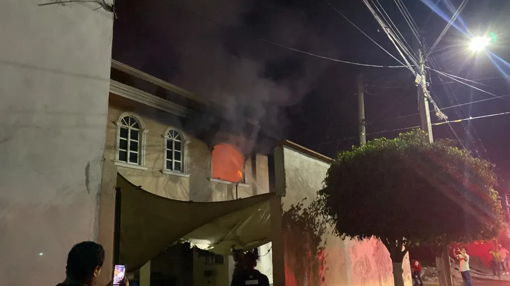 VIDEO | Incendian casa de los agresores de un vendedor de fruta en Tehuacán