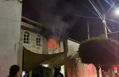 VIDEO | Incendian casa de los agresores de un vendedor de fruta en Tehuacán
