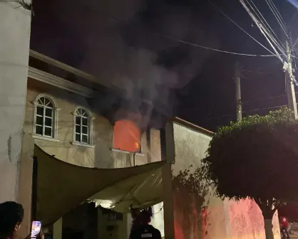 VIDEO | Incendian casa de los agresores de un vendedor de fruta en Tehuacán