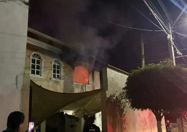 VIDEO | Incendian casa de los agresores de un vendedor de fruta en Tehuacán