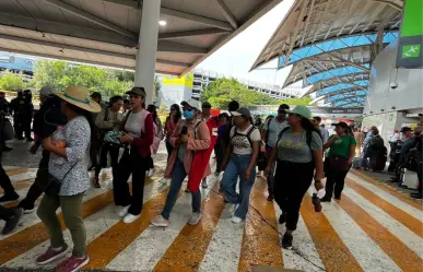 Tras colapsar AICM integrantes de la CNTE comienzan a retirar bloqueos
