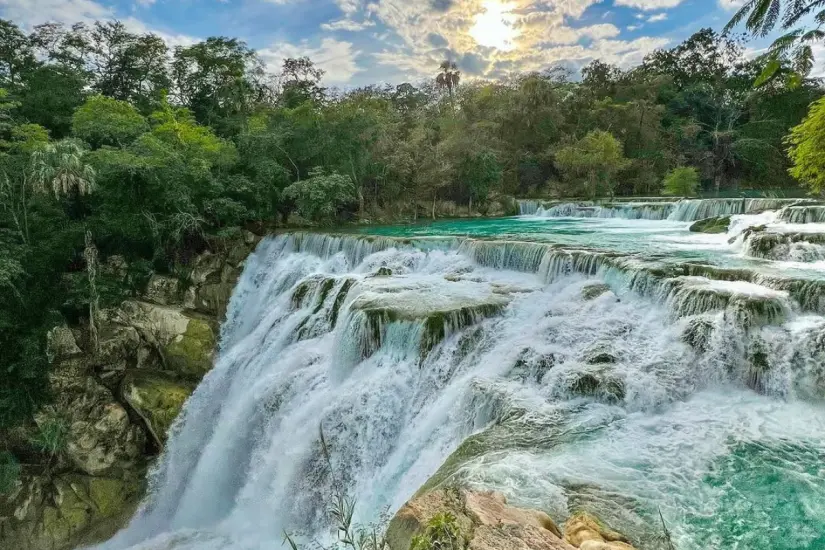 Uno de los vistas más bonitas que encontrarás en el Naranjo, son las Cascadas El Meco | Foto: FB