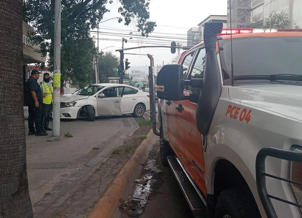 Elementos de Protección Civil de Nuevo León, junto con agentes de Tránsito de Monterrey y efectivos de la Policía municipal, acudieron al lugar del accidente vial. Foto: Protección Civil de Nuevo León.