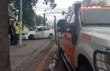Accidente vial deja caos y conductor herido en el centro de Monterrey