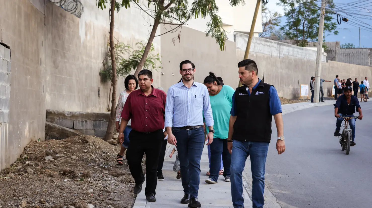 David de la Peña, entregó una banqueta de 335 metros lineales en la comunidad de El Barro. Foto: Gobierno de Santiago.