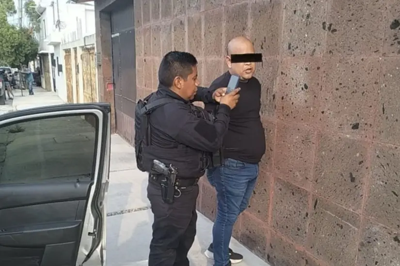 El empleado de Secretaría de Finanzas fue detenido por elementos de la Guardia Estatal | Foto: FB