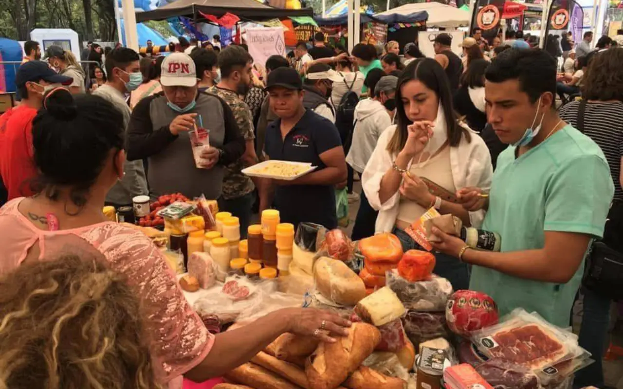 La fiesta del antojo está por comenzar en el Parque Naucalli. ¿Ya sabes qué garnacha vas a probar primero? Foto: FB/ Impactame TV (Canva)