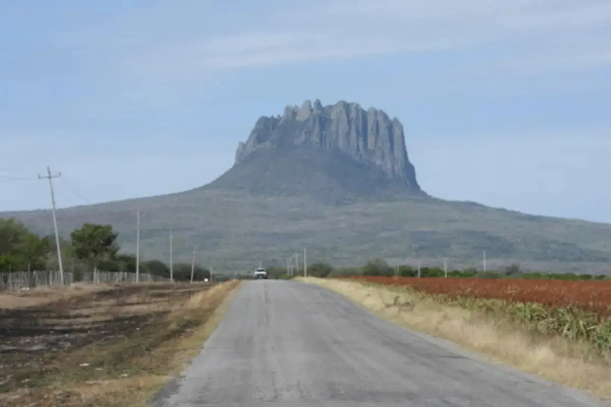 Desde cuevas llenas de oro hasta rituales en su cima, su historia no deja de sorprender. Foto: INAH