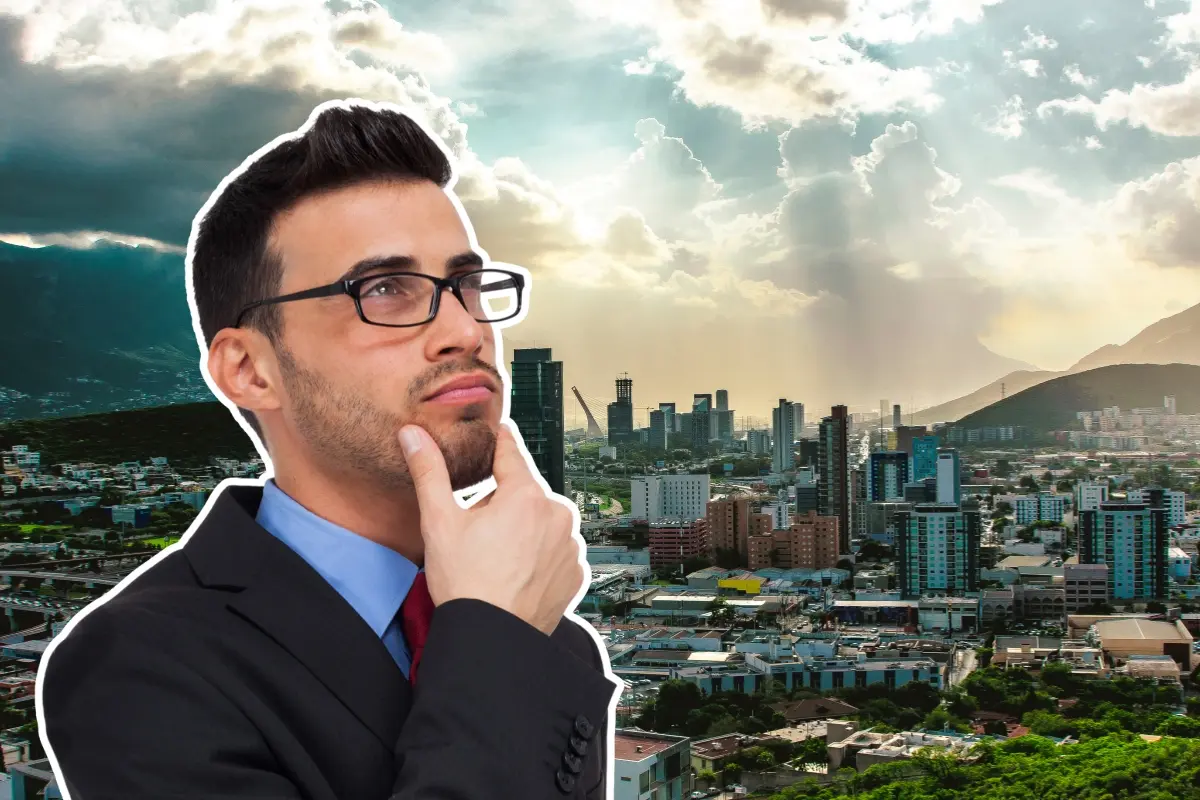 Un hombre pensando y de fondo Monterrey. Foto: Canva