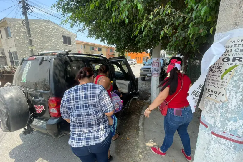 Intensa movilización de autoridades y padres de familia tras el incidente. Foto: Axel Hassel
