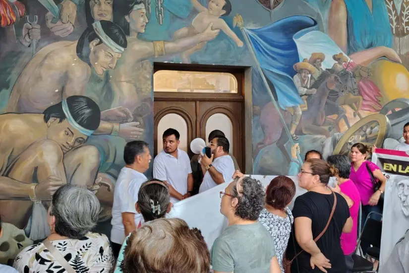 Colonos afectados hacen acto de presencia afuera de la sesión de cabildo | Foto:  FB