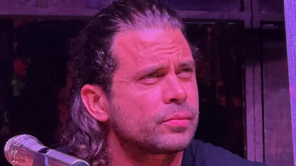 Pedro Moreno regresa a México y se niega a hablar sobre su detención por violencia doméstica