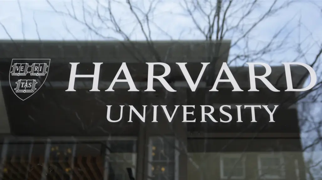 Jueza detiene medida de Trump contra alumnos extranjeros en Harvard