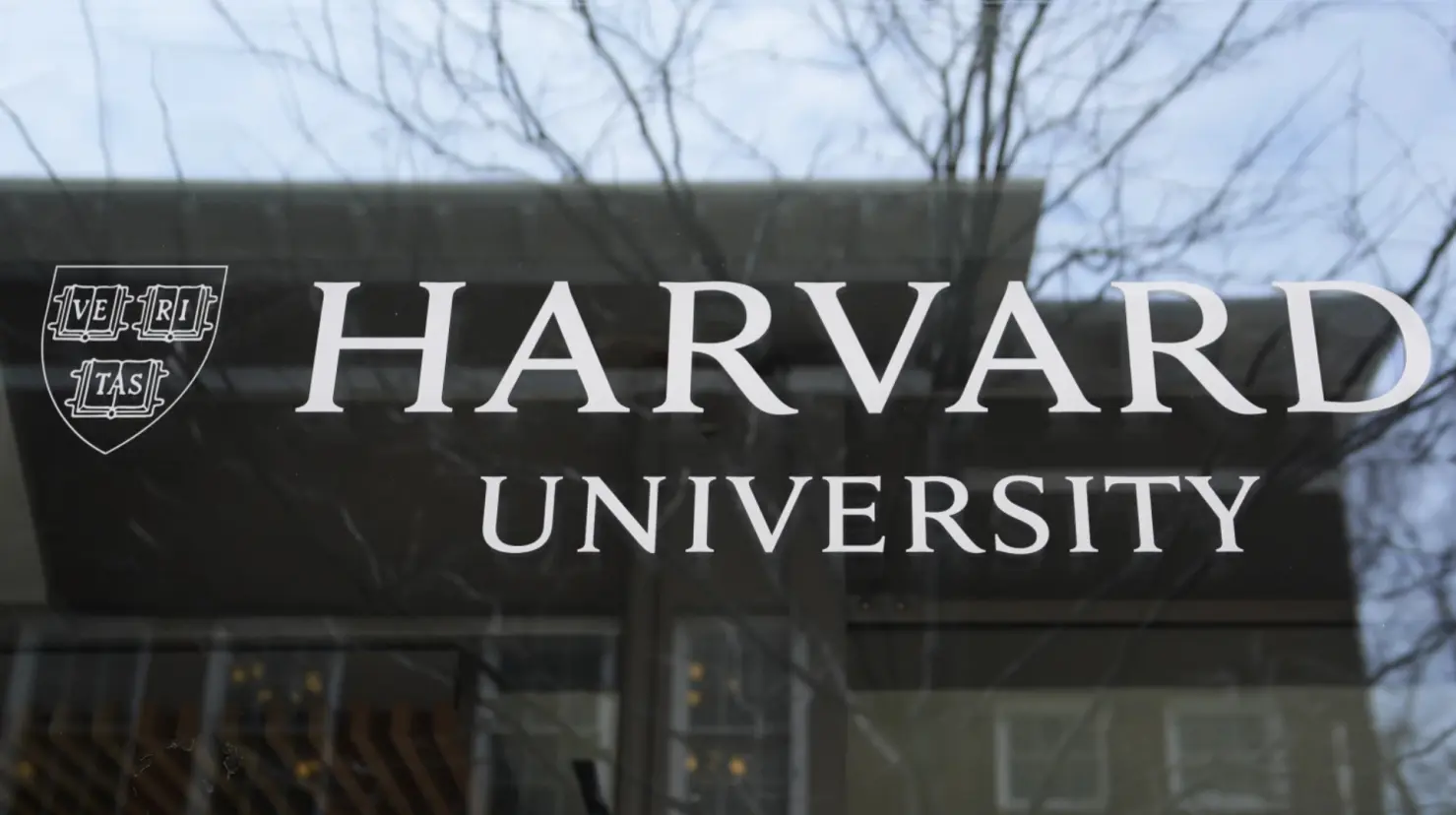 Jueza detiene medida de Trump contra alumnos extranjeros en Harvard. Foto: AP