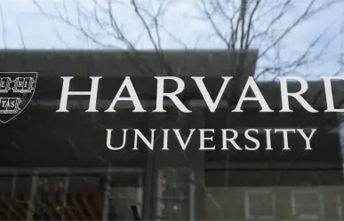 Jueza detiene medida de Trump contra alumnos extranjeros en Harvard