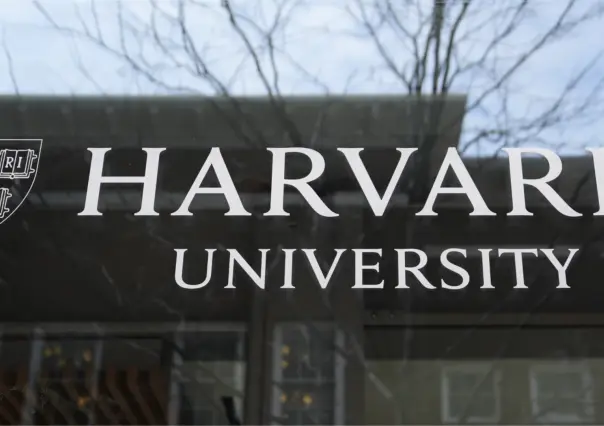 Jueza detiene medida de Trump contra alumnos extranjeros en Harvard