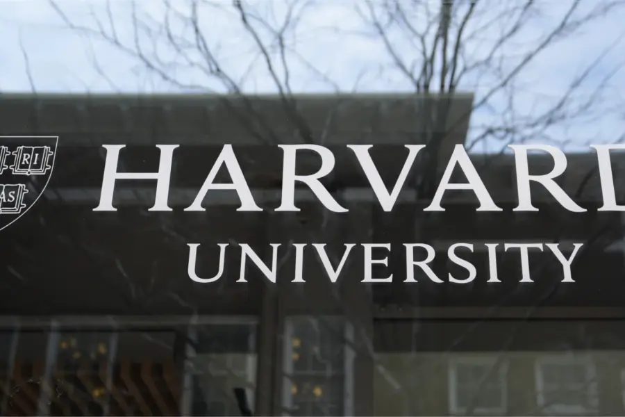 Jueza detiene medida de Trump contra alumnos extranjeros en Harvard