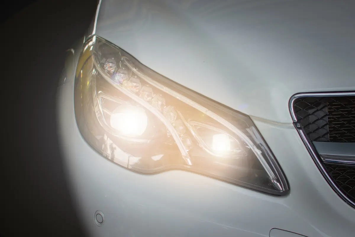 Luces intermitentes de auto.    Foto: Freepik