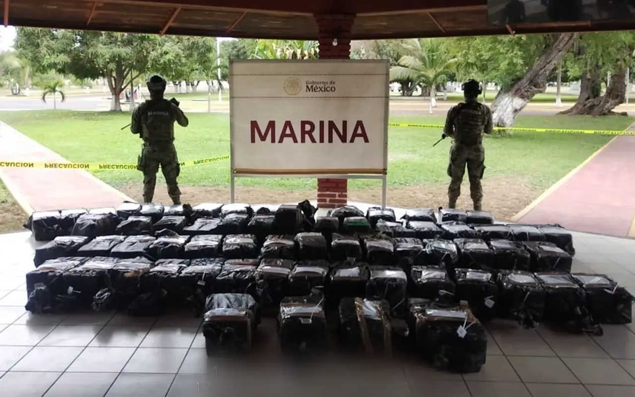 Elementos de la marina con cocaína incautada. Foto: Secretaría de Seguridad y Protección Ciudadana