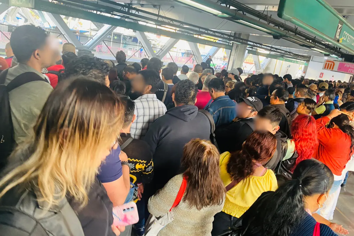 Personas esperando entra el Metro de CDMX. Foto: X (@CelinaHernnde11) | Canva