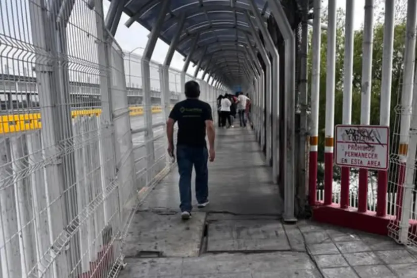 Fila a pie por el puente Hidalgo | Foto: FB
