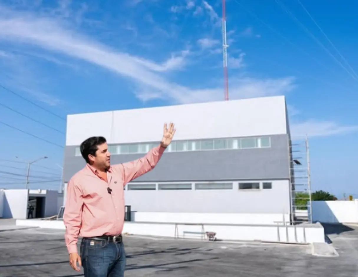 El alcalde también subrayó que esta obra forma parte de una estrategia integral para construir un Salinas Victoria más seguro, moderno y en constante desarrollo. Foto: Canva/Raúl Cantú.