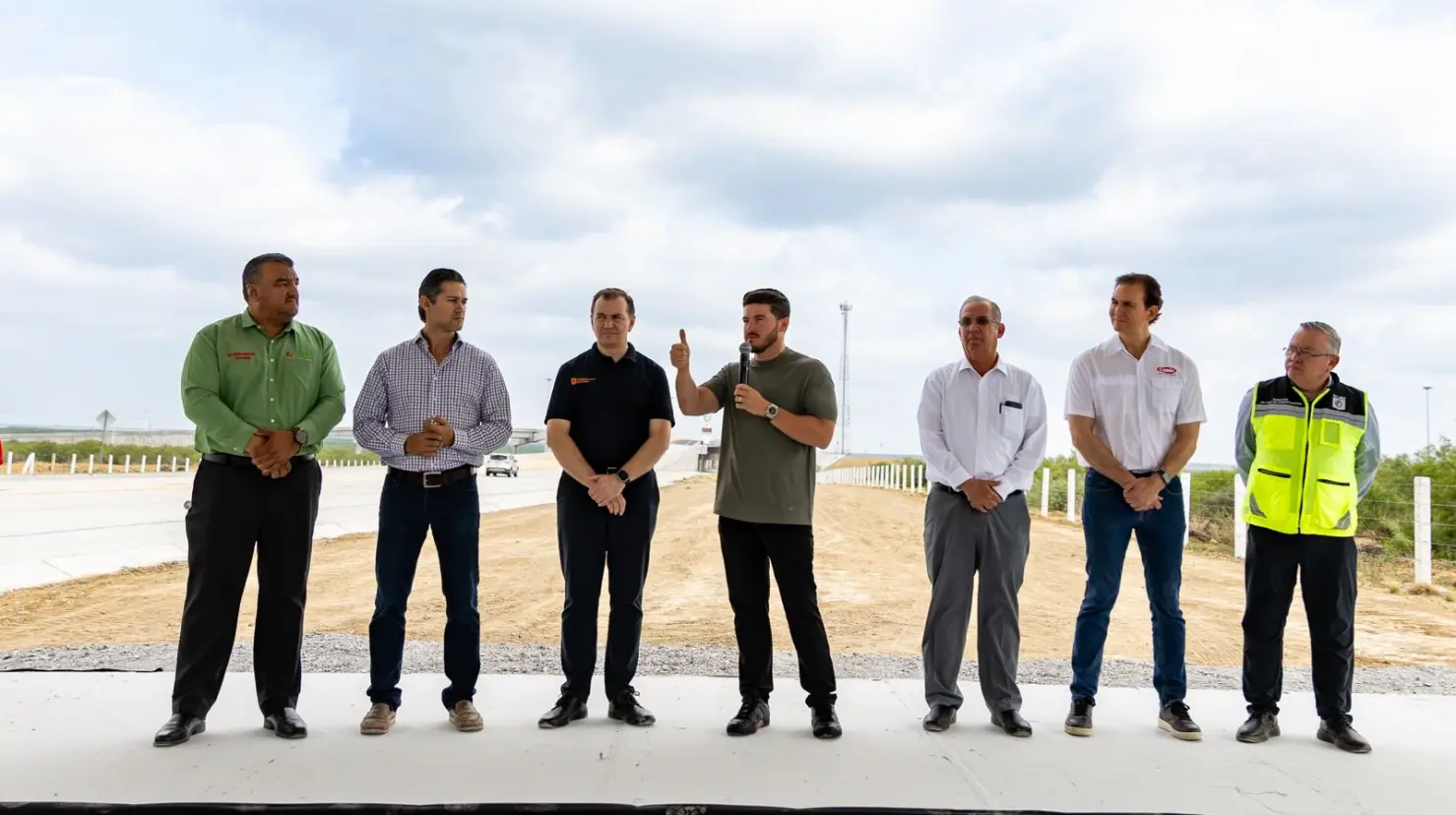 El gobernador Samuel García anunció planes para construir dos nuevos puentes internacionales en la Aduana Colombia, uno para carga y otro vehicular. Foto: Gobierno de Nuevo León.