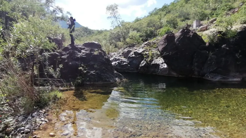 Este sendero te lleva por cuevas, cascadas, pozas y puentes del porfiriato