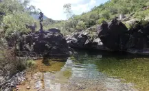 Este sendero te lleva por cuevas, cascadas, pozas y puentes del porfiriato