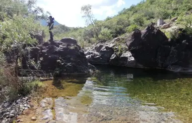 Este sendero te lleva por cuevas, cascadas, pozas y puentes del porfiriato